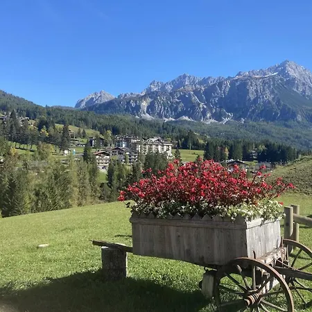 Modern Comfort In Cortina Apartmán